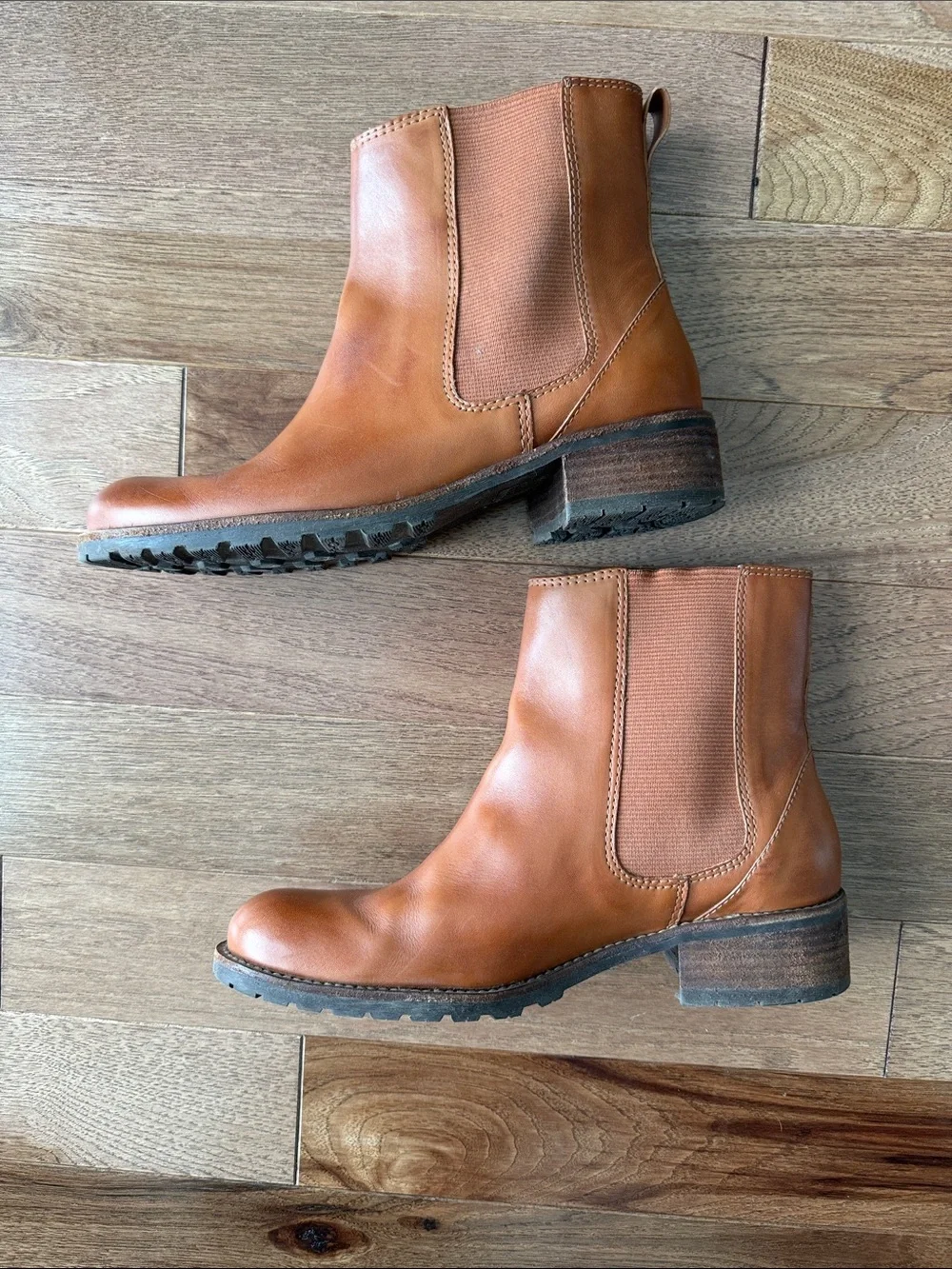 L.L. Bean vintage cognac leather chelsea boots lug sole 8.5 women’s